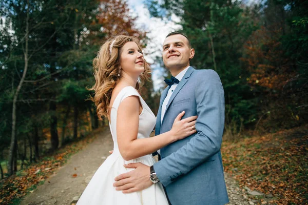 Bröllopsparet vandrar i bergen — Stockfoto
