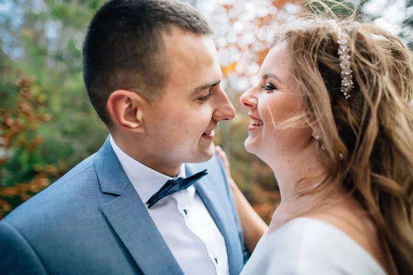 Couple de mariage marchant dans les montagnes — Photo