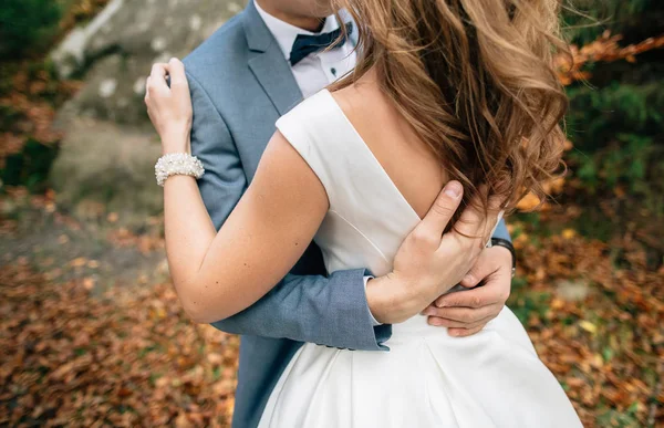 Casal de casamento andando nas montanhas — Fotografia de Stock