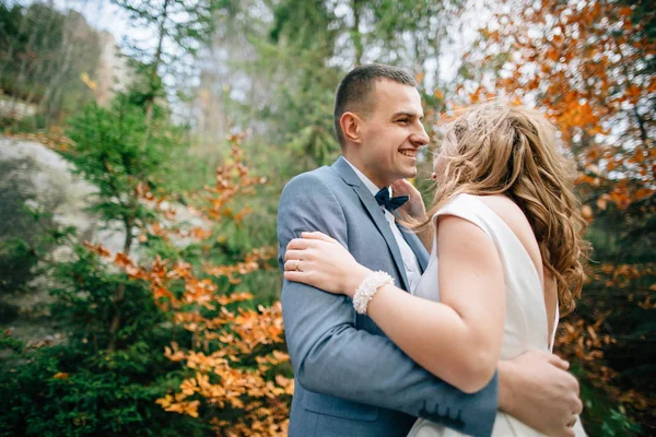 Casal de casamento andando nas montanhas — Fotografia de Stock