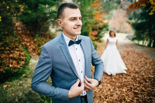 Ritratto di uno sposo felice nel parco — Foto Stock