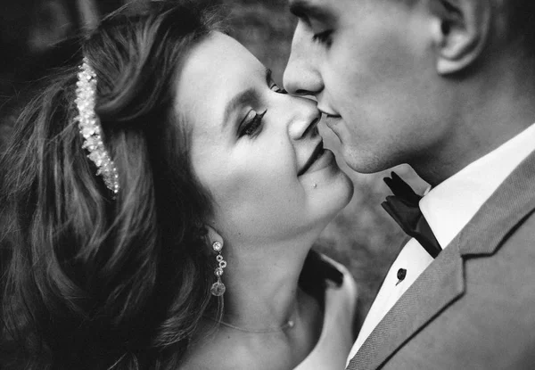 Casal de casamento andando nas montanhas — Fotografia de Stock