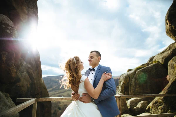 Couple de mariage marchant dans les montagnes — Photo