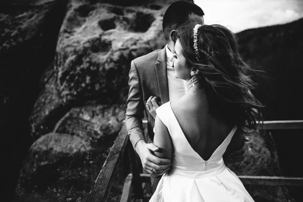 dağlarda yürüyüş Düğün çifti