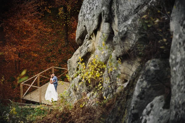 Pareja de boda caminando en las montañas — Foto de Stock