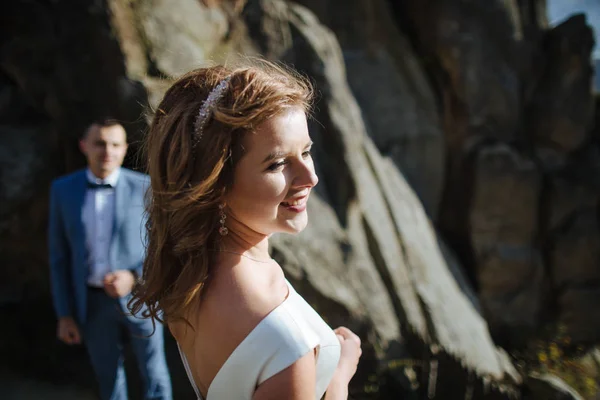 Matrimonio coppia passeggiando in montagna — Foto Stock