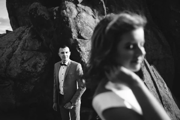 Cuplu de nuntă mers pe jos în munți — Fotografie, imagine de stoc