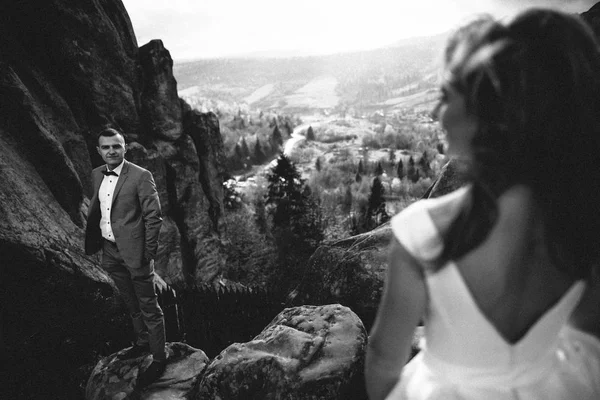 Matrimonio coppia passeggiando in montagna — Foto Stock