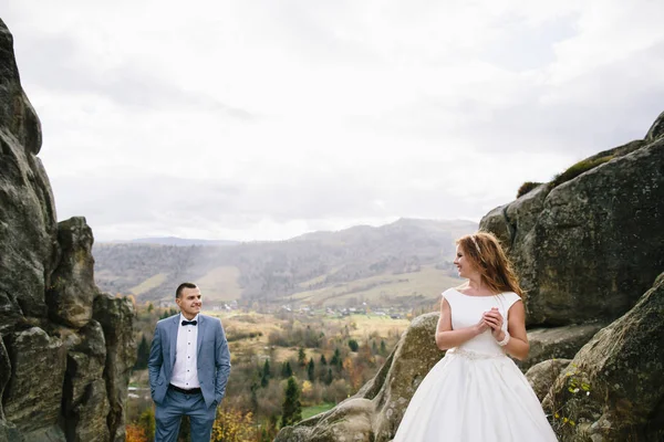 Casal de casamento andando nas montanhas — Fotografia de Stock