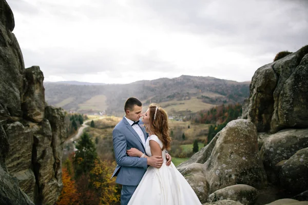 Hochzeitspaar zu Fuß in den Bergen — Stockfoto