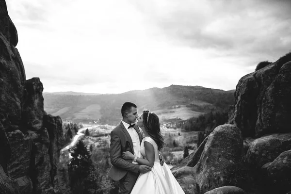 Cuplu de nuntă mers pe jos în munți — Fotografie, imagine de stoc