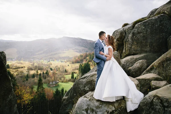 Pareja de boda caminando en las montañas — Foto de Stock