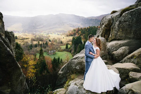 Pareja de boda caminando en las montañas — Foto de Stock