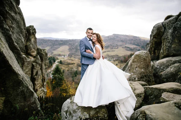 Pareja de boda caminando en las montañas — Foto de Stock