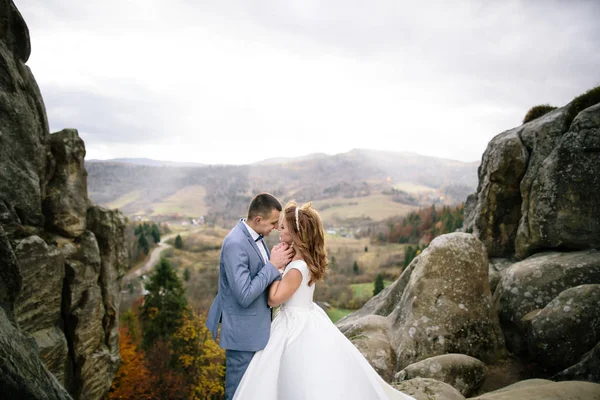 Pareja de boda caminando en las montañas — Foto de Stock