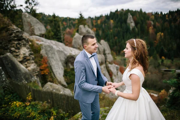 Casal de casamento andando nas montanhas — Fotografia de Stock