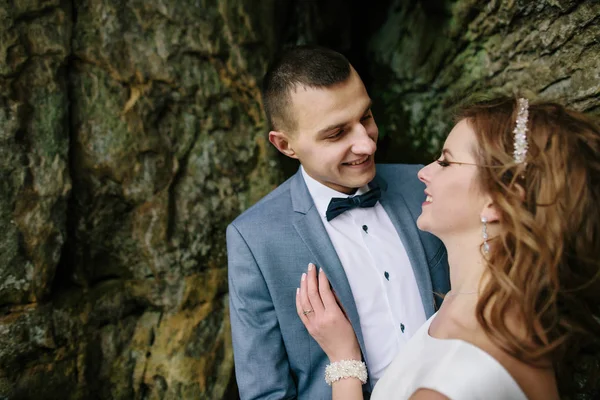 Casal de casamento andando nas montanhas — Fotografia de Stock