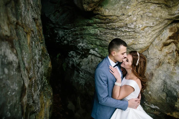 Pareja de boda caminando en las montañas — Foto de Stock