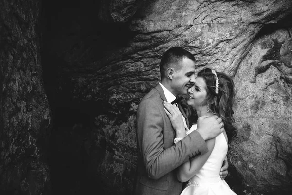 Casal de casamento andando nas montanhas — Fotografia de Stock