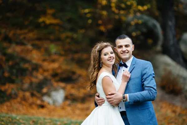 Couple de mariage marchant dans les montagnes — Photo