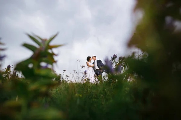 Matrimonio coppia passeggiando in montagna — Foto Stock