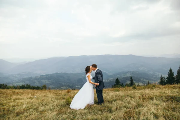 Hochzeitspaar zu Fuß in den Bergen — Stockfoto