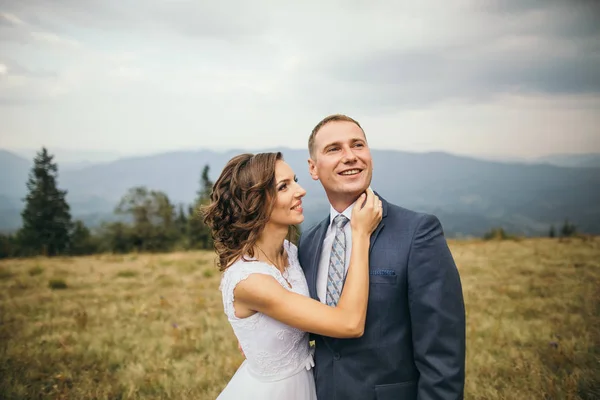Casal de casamento andando nas montanhas — Fotografia de Stock