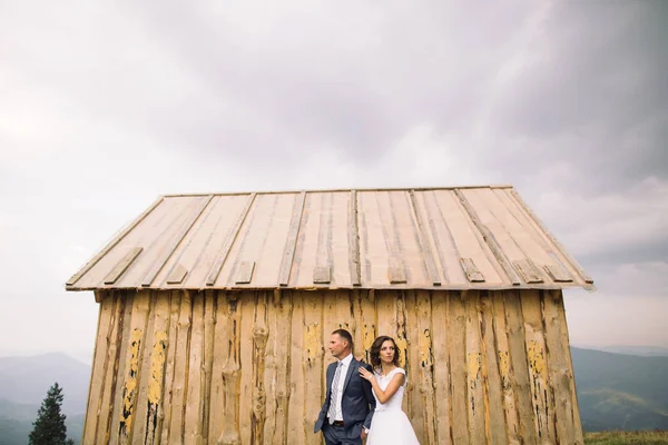 Pareja de boda caminando en las montañas — Foto de Stock