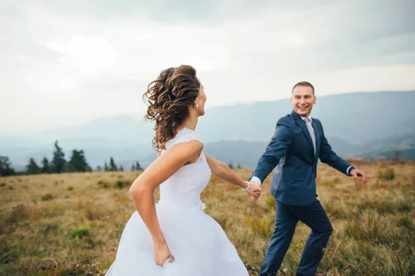 Matrimonio coppia passeggiando in montagna — Foto Stock