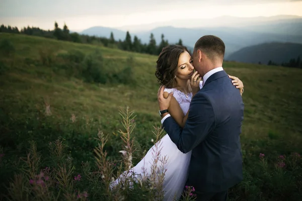 Casal de casamento andando nas montanhas — Fotografia de Stock