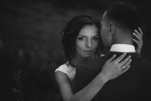 Pareja de boda caminando en las montañas — Foto de Stock