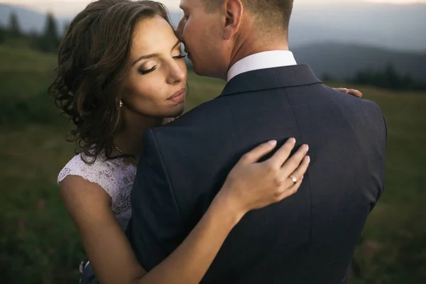 Casal de casamento andando nas montanhas — Fotografia de Stock