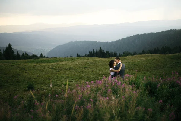 Свадебная пара, гуляющая в горах — стоковое фото