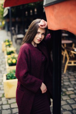  kat poz içinde genç kadın