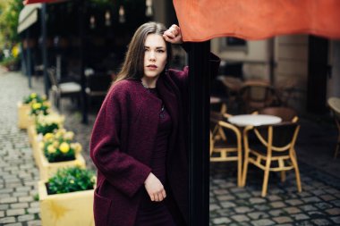  kat poz içinde genç kadın