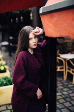  kat poz içinde genç kadın