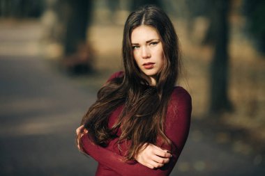  kat poz içinde genç kadın