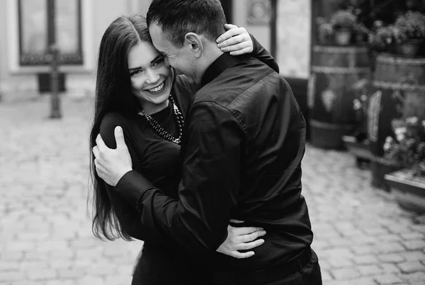 Casal feliz posando na cidade — Fotografia de Stock