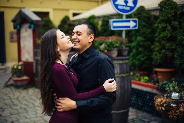 Gelukkige paar poseren in de stad — Stockfoto