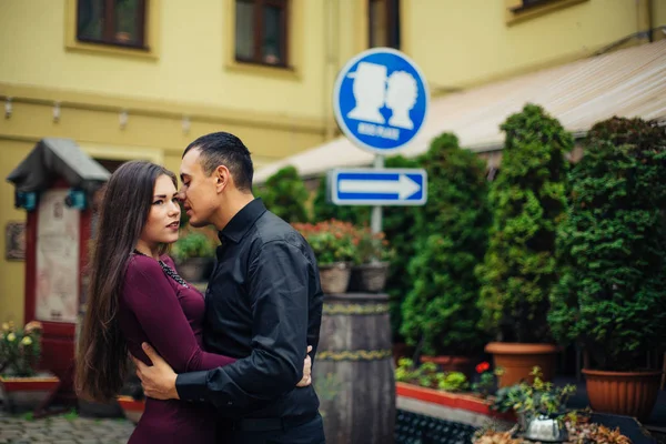 Gelukkige paar poseren in de stad — Stockfoto