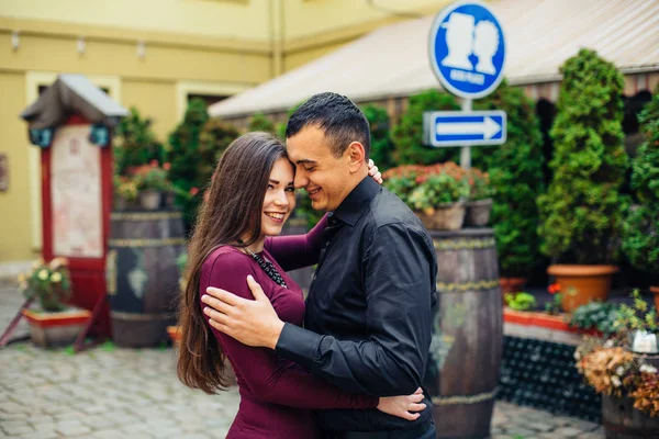 Happy couple posing in  city — Stock Photo, Image