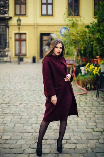 Junge Frau in Mantel posiert — Stockfoto