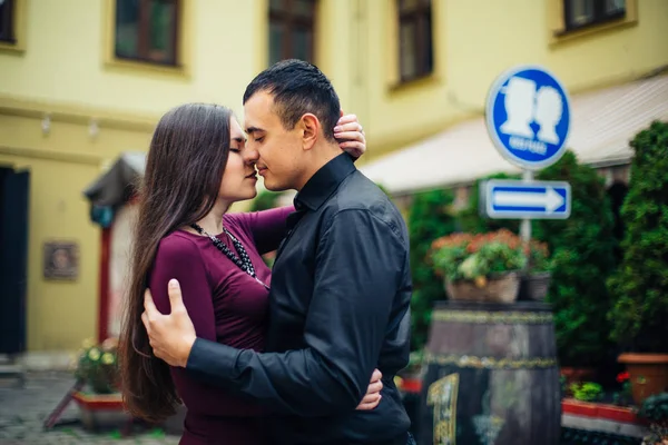 Gelukkige paar poseren in de stad — Stockfoto