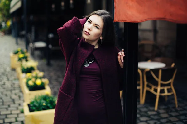 Mujer joven con abrigo posando — Foto de Stock