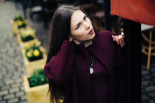 Junge Frau in Mantel posiert — Stockfoto