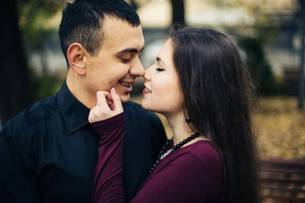 Casal feliz posando na cidade — Fotografia de Stock