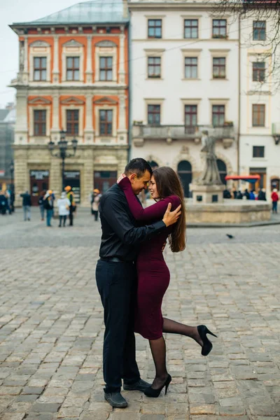 Šťastný pár pózuje v městě — Stock fotografie