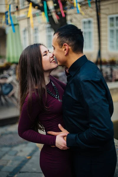 Gelukkige paar poseren in de stad — Stockfoto