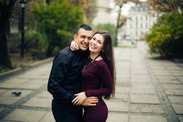 Gelukkige paar poseren in de stad — Stockfoto