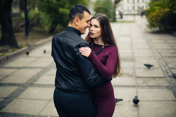 Lyckligt par poserar i staden — Stockfoto